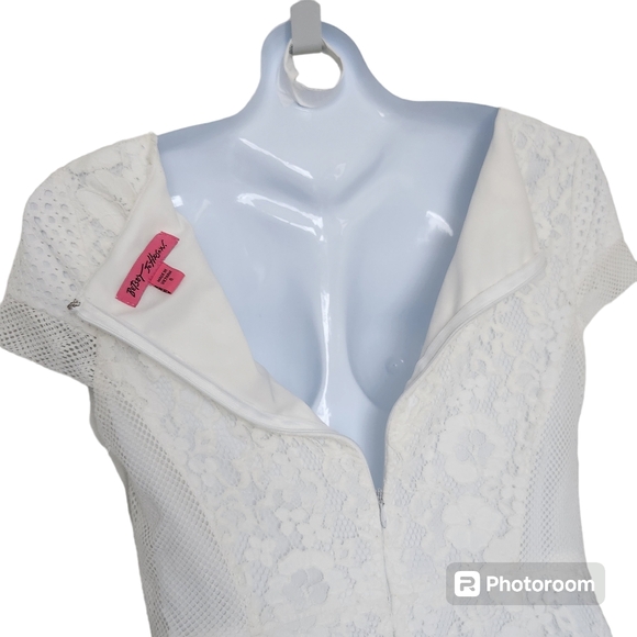 Betsey Johnson White Floral and Eyelet Lace Short Sleeve Fit and Flare Dress 8 - Picture 11 of 13